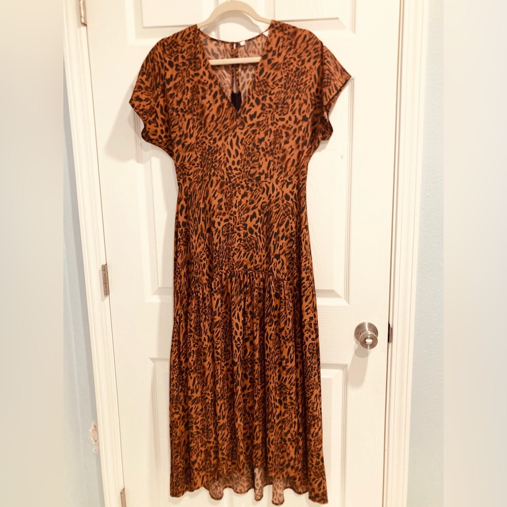 NWOT Animal Print V-Neck Hi-Low Dress Size Small